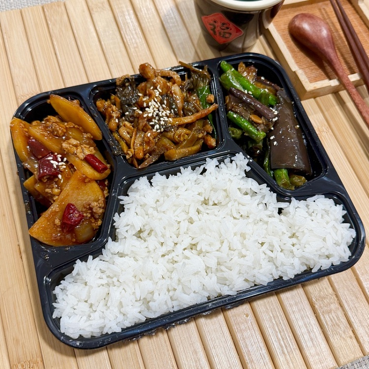 white-ricefried-shredded-meat-with-pickled-chinese-cabbage-spicyminced-meat-and-potato-chips-spicybraised-eggplant-with-beans-1