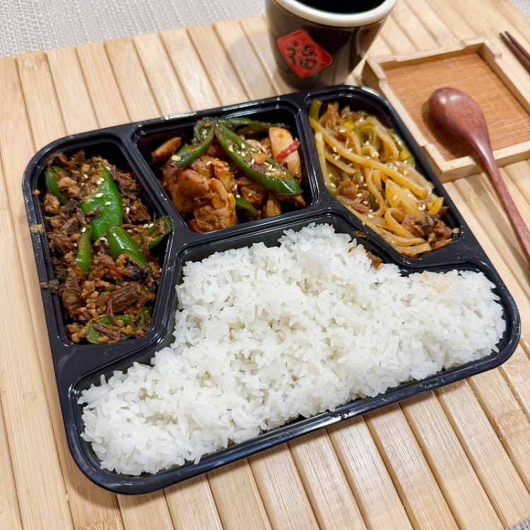 white-ricesichuan-style-fried-diced-chicken-legs-spicymeigan-cai-minced-meat-spicygrandmas-dish-fried-potato-shreds-1