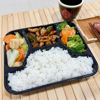 9.9便当白米饭+川式风味小炒鸡腿丁（辣）+白菜焖豆腐泡+蒜香西兰花【约650g】