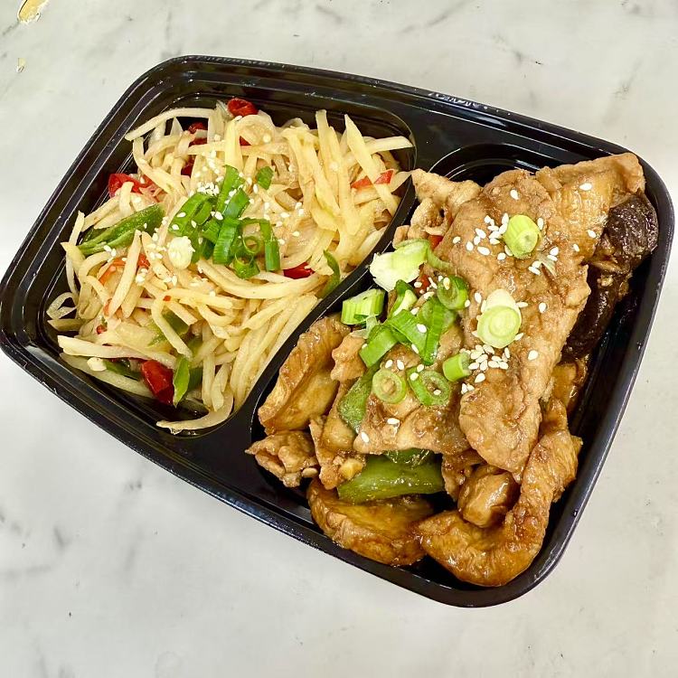 stir-fried-pork-with-double-peppers-and-king-oyster-mushroomhomemade-fried-potato-shreds-1