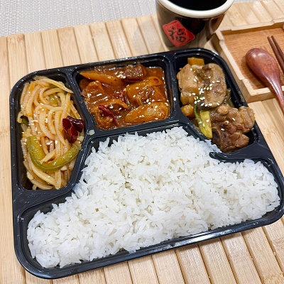 10.9便当白米饭+萝卜炖牛腩（辣）+酸辣炒土豆丝（辣）+香菇鸡煲【约670g】
