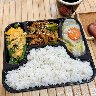 9.9便当白米饭+蒜苔炒肉丝+四季豆炒蛋+清炒白菜【约620g】