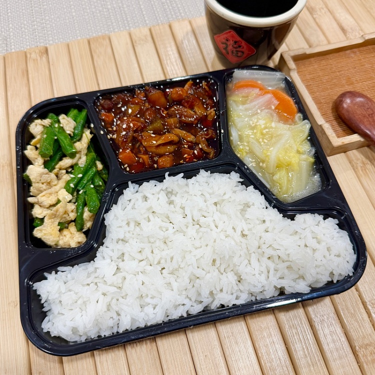 white-ricekung-pao-chicken-spicyscrambled-egg-with-green-beansplain-fried-cabbage-1