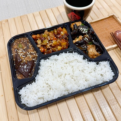 9.9便当白米饭+宫保鸡丁（辣）+红烧肉末茄子+香菇木耳豆腐泡【约640g】