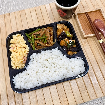 10.9便当白米饭+蒜苔炒肉丝+虾仁炒蛋+香菇木耳豆腐泡【约540g】
