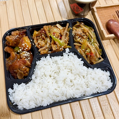 10.9便当白米饭+泡椒肉丝（辣）+酱香大盘鸡+外婆菜炒土豆丝（辣）【约640g】