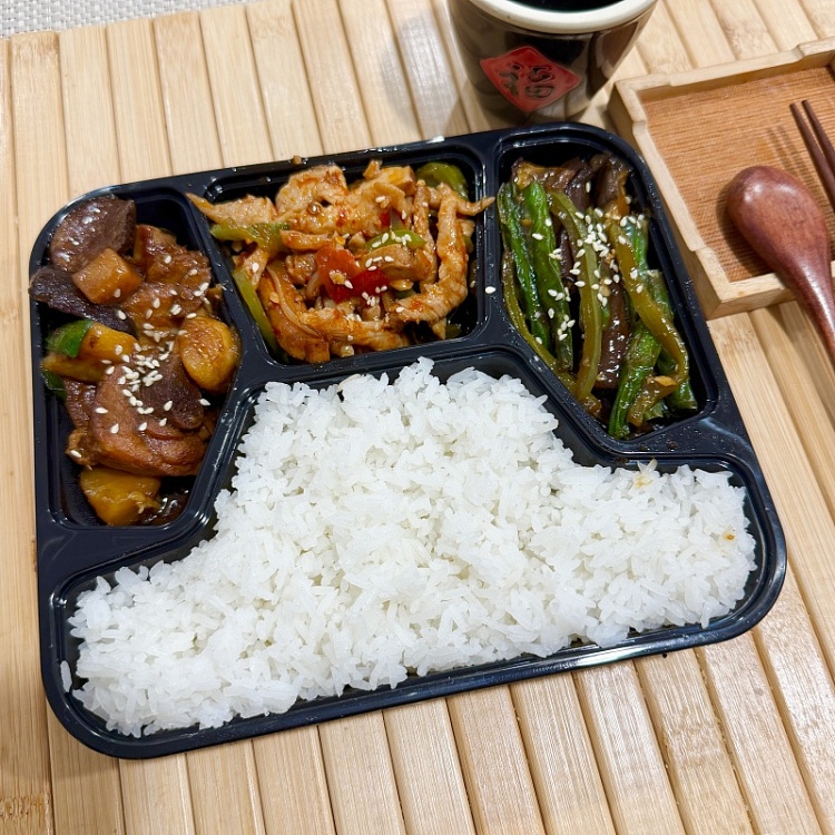 white-ricestir-fried-shredded-pork-spicymushroom-chicken-potbraised-eggplant-with-green-beans-1