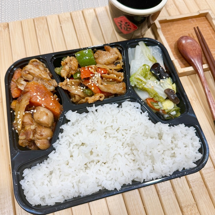 white-ricefarm-stir-fried-pork-slicesdesktop-three-cup-chickenthree-color-vegetables-1