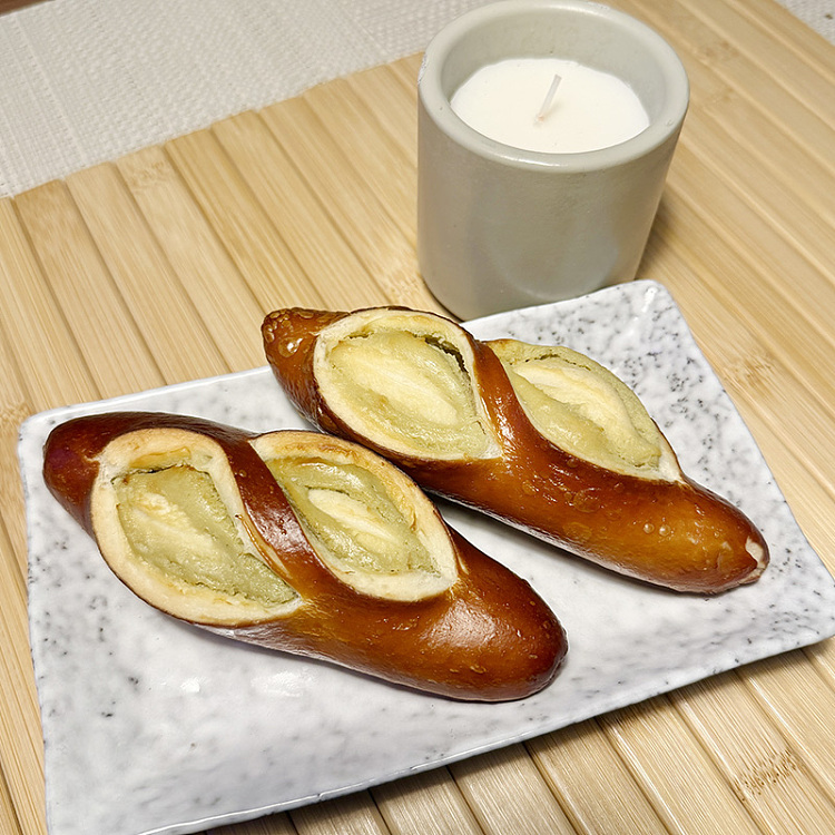 pistachio-shortbread-pretzel-bread-1
