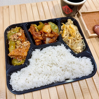 10.9便当白米饭+菠萝咕咾肉+家常豆腐（辣）+洋葱炒鸡蛋【约630g】