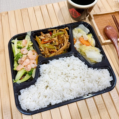 10.9便当白米饭+泡椒肉丝（辣）+西兰花炒虾仁+三色蔬菜【约630g】