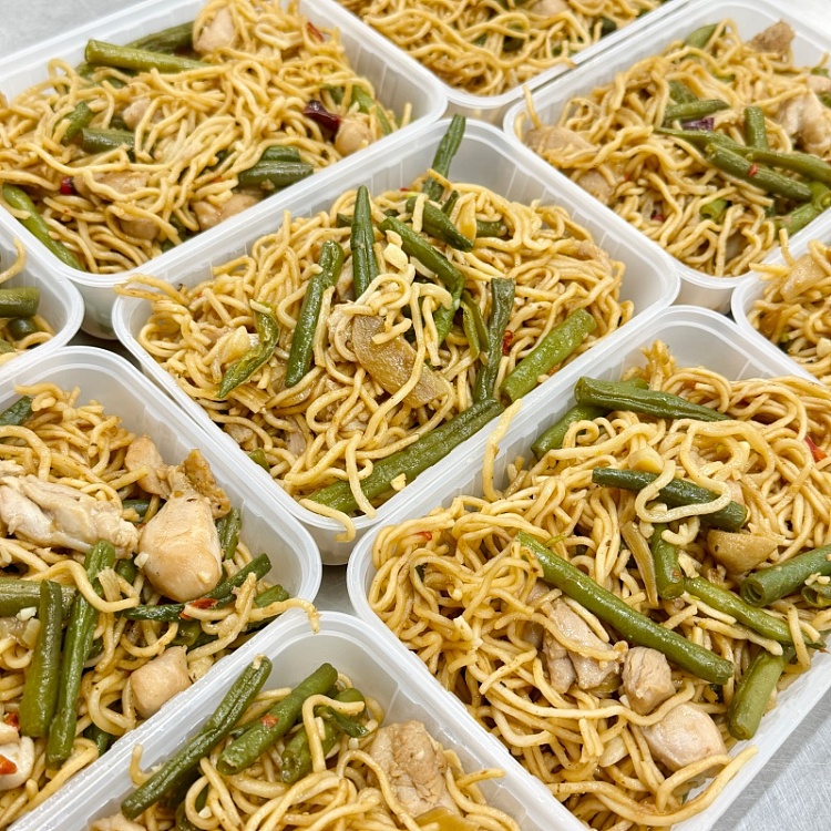 spicy-chicken-steamed-noodles-braised-noodles-beans-chicken-onion-noodles-1