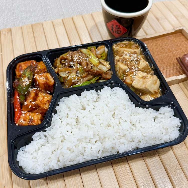 white-ricestir-fried-shredded-pork-with-scallionsminced-pork-with-tofuspicy-tofu-soak-1