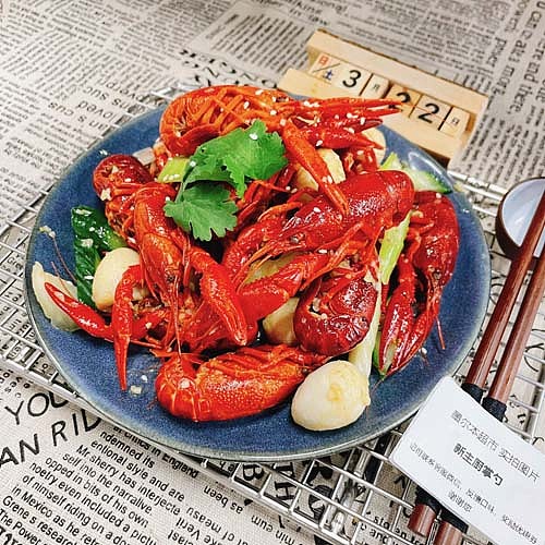 new-and-improved-jie-jie-zi-garlic-crayfish-700ml-box-1