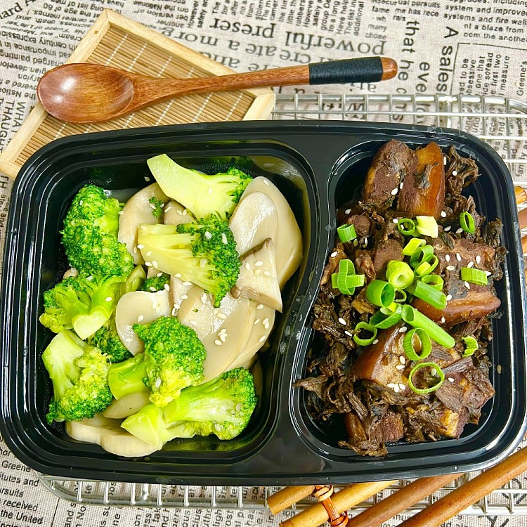 dried-plum-vegetable-braised-porkstir-fried-king-oyster-mushrooms-with-broccoli-1