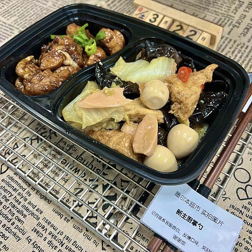 scallion-braised-chickenassorted-delicacies-cabbage-tofublack-fungus-quail-eggs-luncheon-meat-1