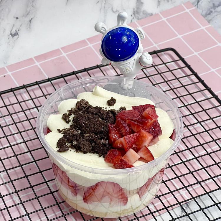 strawberry-oreo-cake-1