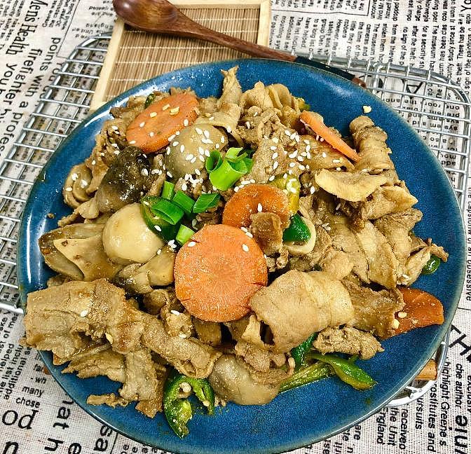 chili-pepper-and-straw-mushroom-stir-fried-with-pork-1