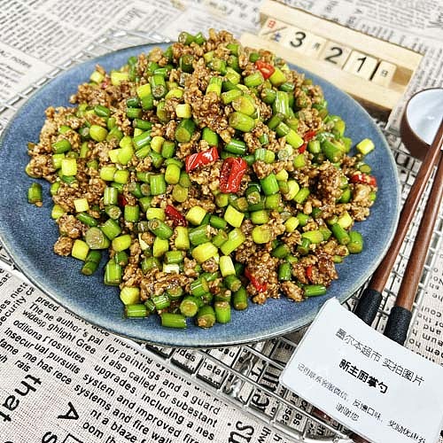 minced-meat-stir-fry-with-garlic-scapes-1
