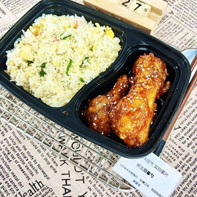 696 济州岛秘料炸鸡（小辣）+炒饭（1000ml盒装）