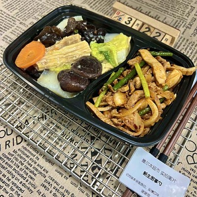 376  蒜苔香干炒肉丝（微辣）+什锦疏菜(白菜 木耳,腐竹,香菇，胡萝卜）（1000ml盒装）