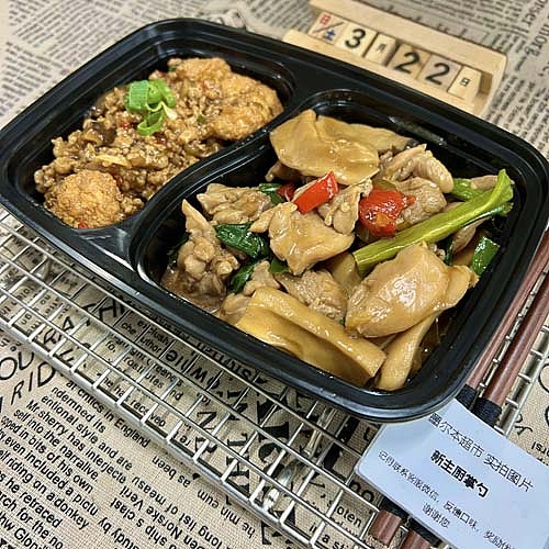 japanese-tofu-with-minced-pork-potbraised-chicken-with-king-oyster-mushrooms-in-sauce-1