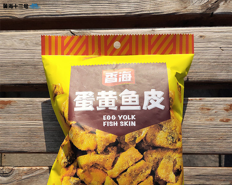 xianghai-spicy-fish-skin-with-egg-yolk-flavor-50g-1