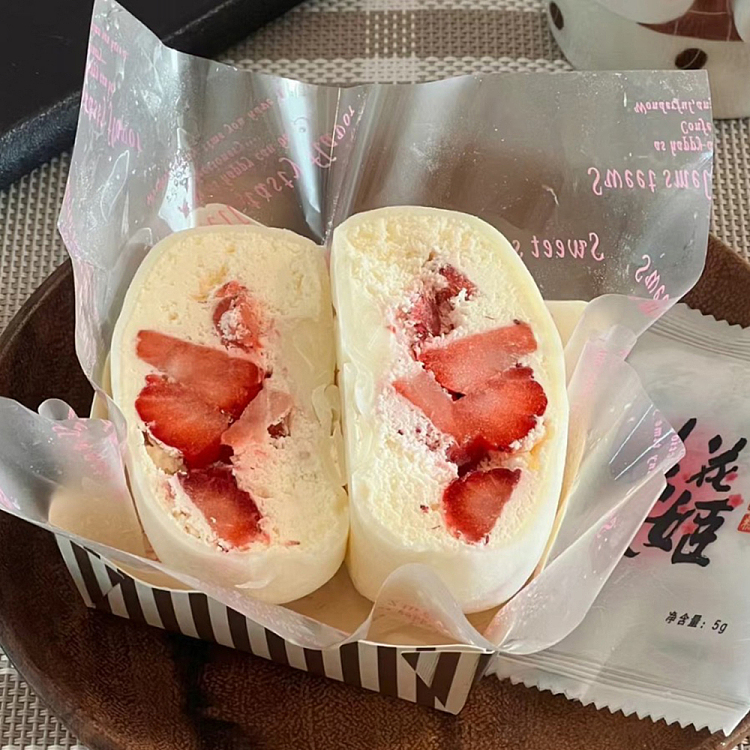 12cake-strawberry-chiffon-2pcs-about-200g-1