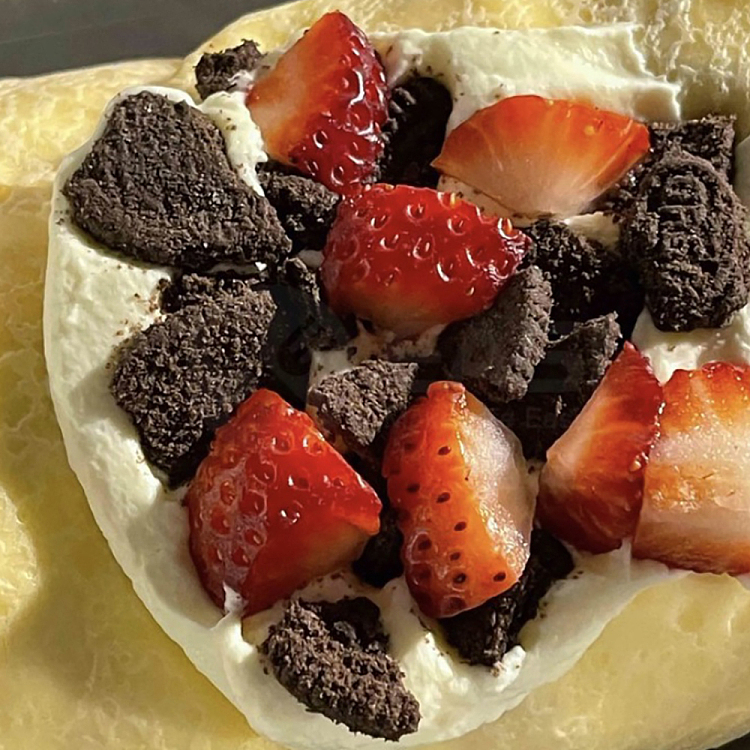 12cake-strawberry-oreo-towel-roll-approx-450g-1