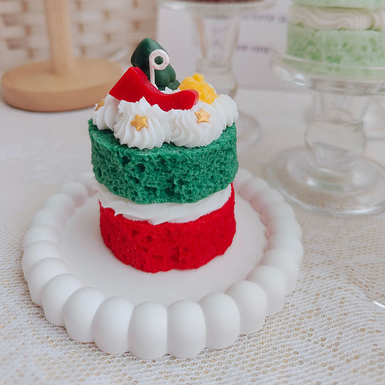 ulife-christmas-candle-cake-shape-ebony-bergamot-strawberry-200g-1