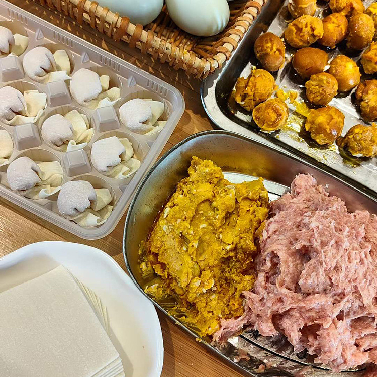 freezedoraku-kitchen-salted-egg-yolk-fresh-meat-wonton-15pcs-about-220g-1