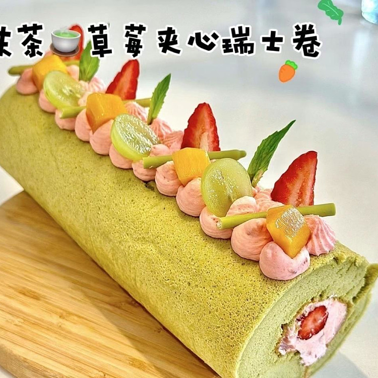 freshoishibakery-strawberry-matcha-cake-roll-1pc-1