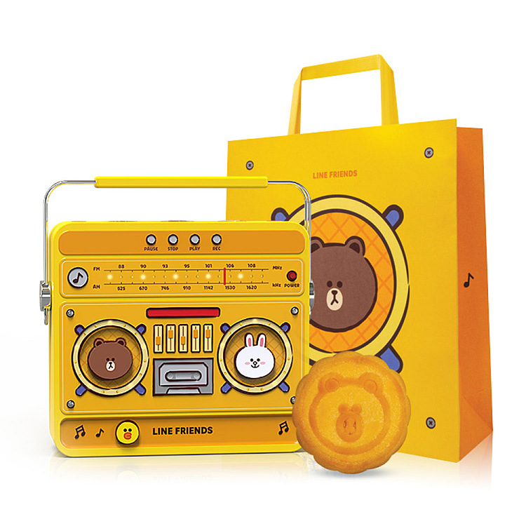 gift-boxhong-kong-maxims-xlinefriends-co-branded-radio-shape-smooth-creamy-mooncake-4pcs-in-600g-1