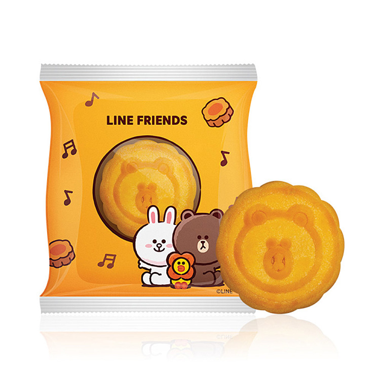 gift-boxhong-kong-maxims-xlinefriends-co-branded-radio-shape-smooth-creamy-mooncake-4pcs-in-600g-3