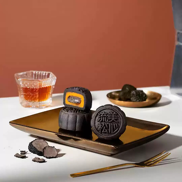 gift-boxhong-kong-maxims-black-truffle-milk-cream-mooncake-8pcs-in-360g-2