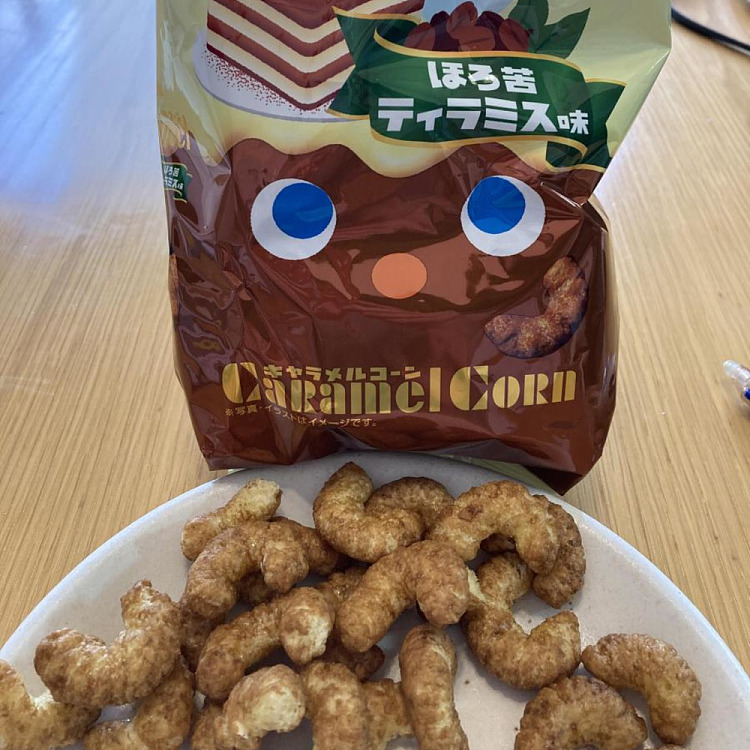tohato-caramel-tiramisu-flavored-corn-sticks-62g-2