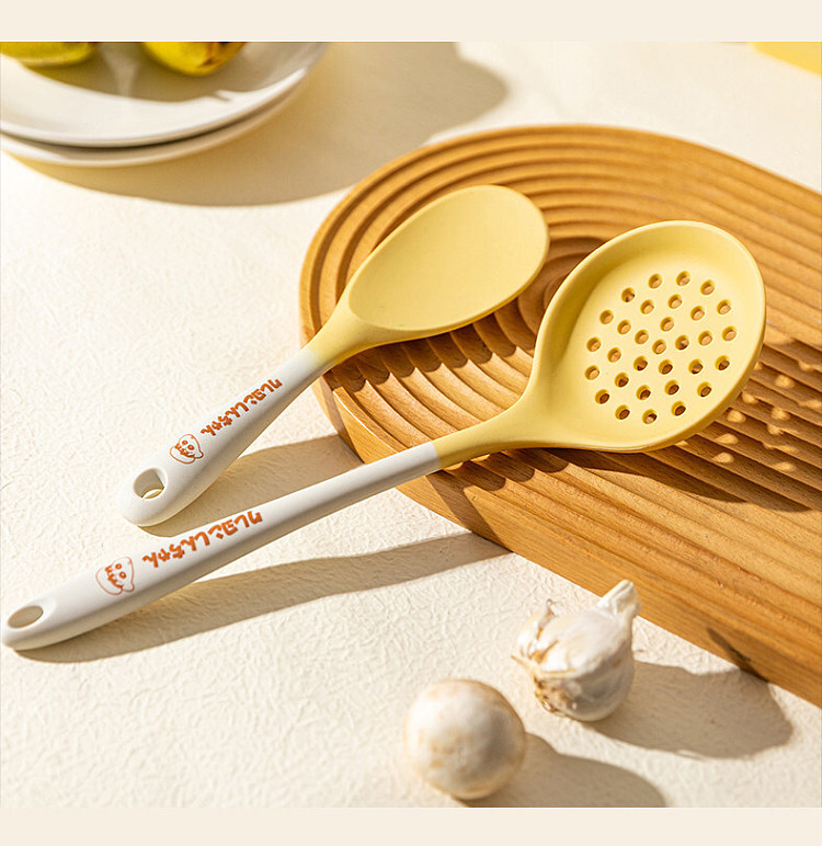 modern-housewife-crayola-silicone-soup-spoon-18