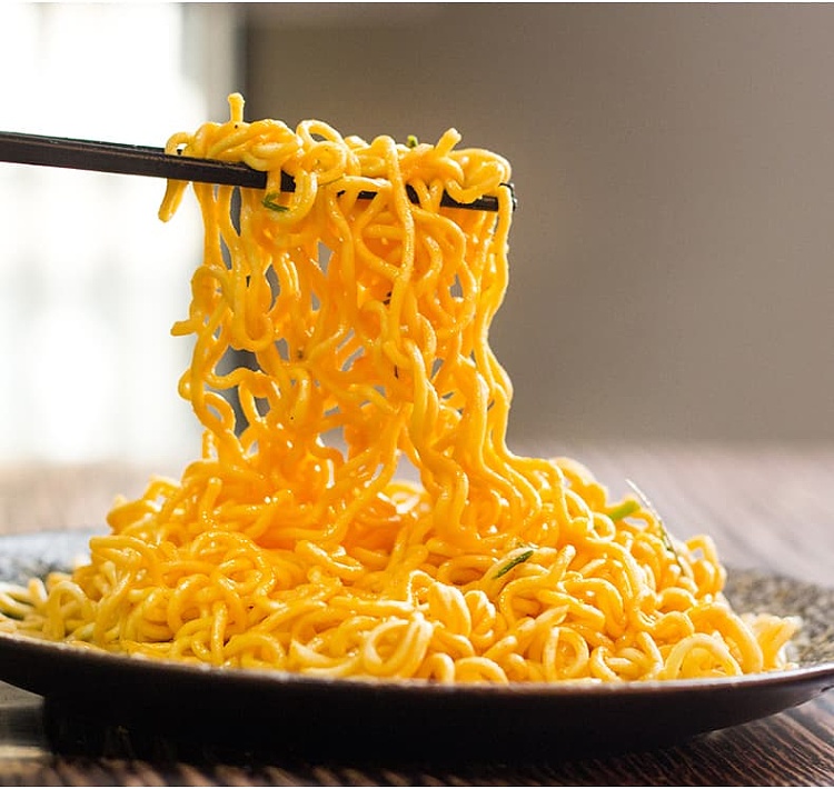 chen-village-salted-egg-yolk-noodles-in-a-bucket-95g-6