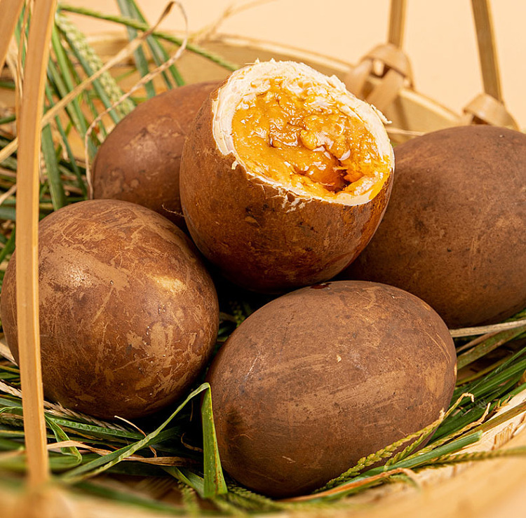 san-guan-liu-wharf-roasted-duck-egg-with-mud-420g-2