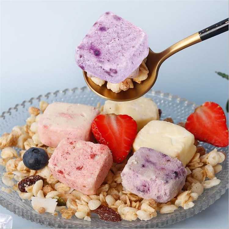 fuzzy-yogurt-cube-freeze-dried-strawberry-45g-2