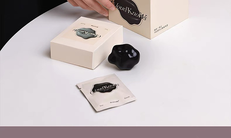 gift-boxemma-molly-cloud-knowing-car-aromatherapy-one-each-of-four-scents-of-black-cloud-with-small-shopping-bag-30