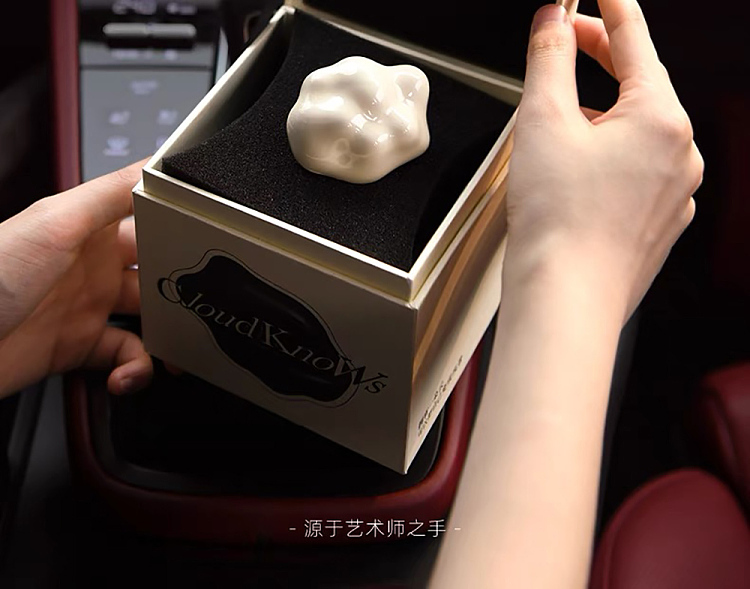 gift-boxemma-molly-cloud-knowing-car-aromatherapy-one-each-of-four-scents-of-black-cloud-with-small-shopping-bag-8