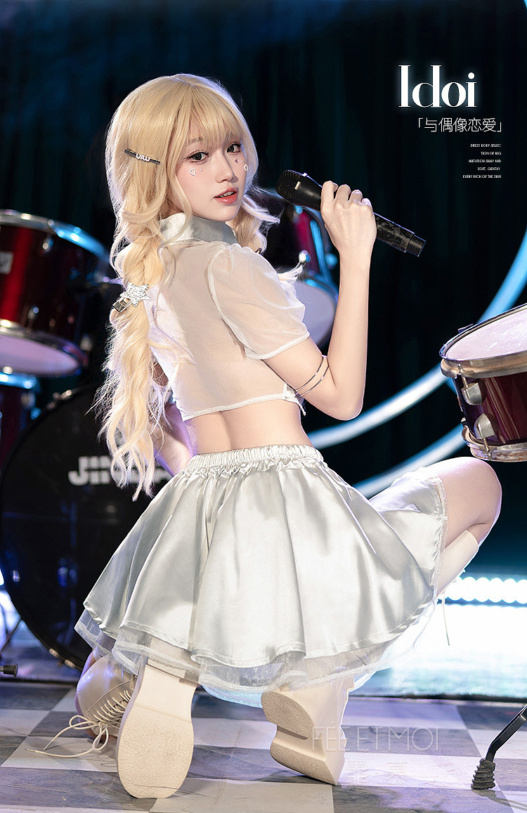 fermu-kpop-girl-group-performance-revealing-set-silver-white-10