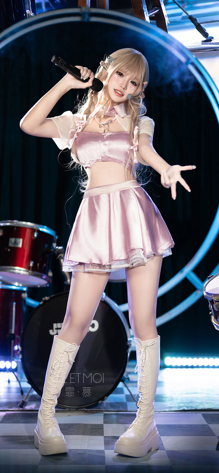 fermu-kpop-girl-group-performance-revealing-set-silver-white-7
