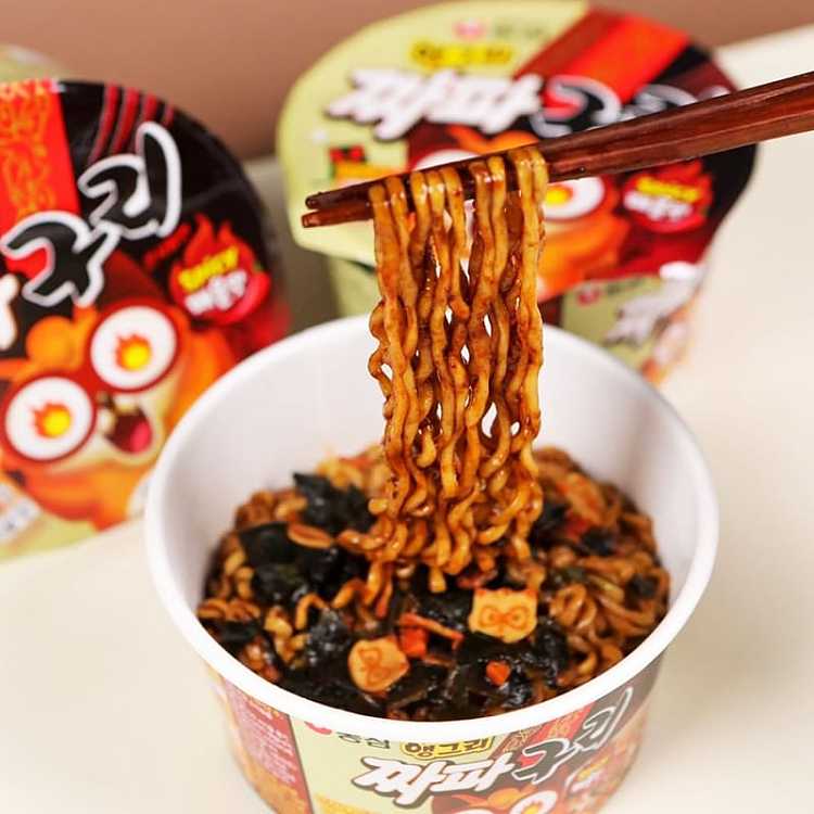 nongshim-racoon-zha-jiang-oolong-bowl-noodles-114g-1