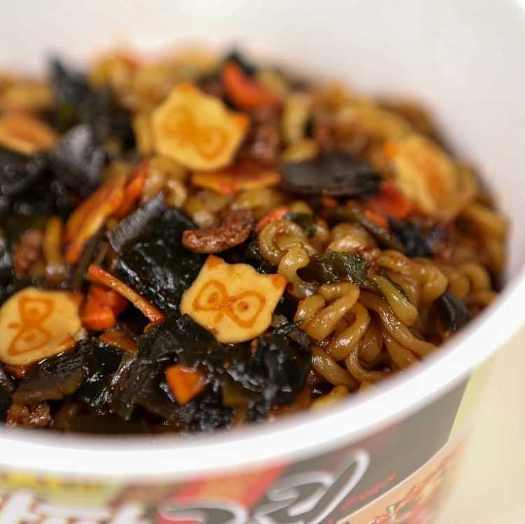 nongshim-racoon-zha-jiang-oolong-bowl-noodles-114g-3