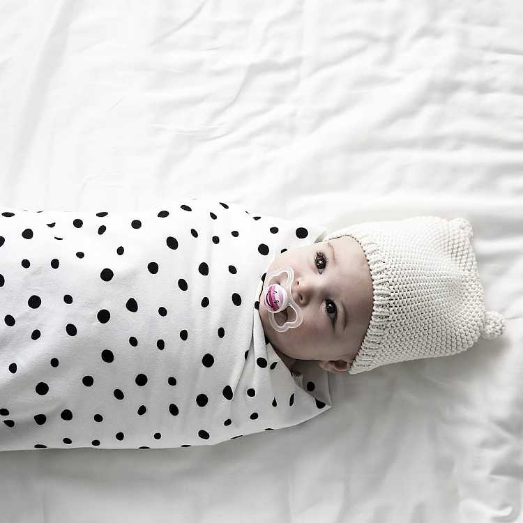 donodono-bamboo-fiber-baby-blanket-black-polka-dots-106x106cm-1