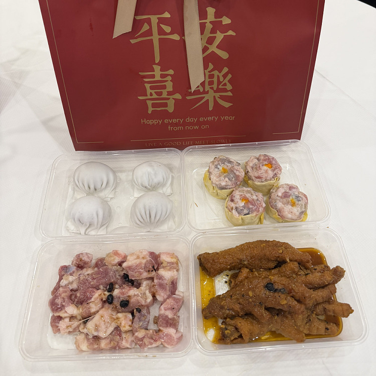 frozen-wenhua-restaurants-premium-four-treasure-shrimp-dumplings-shumai-spare-ribs-and-chicken-feet-with-gift-bag-900g-1