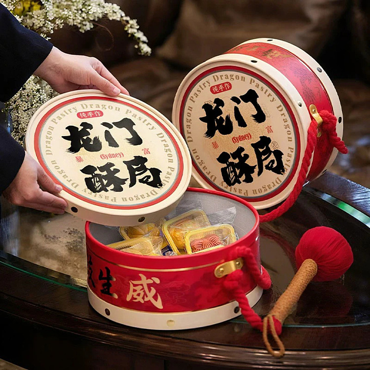 xiaolu-sweet-dragon-gate-crispy-bureau-drumming-and-shengwei-mid-autumn-gift-box-1050g-with-gift-bag-1