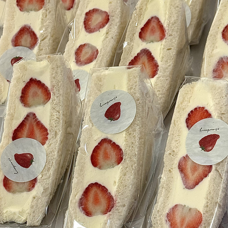 fresh-strawberry-japanese-fruit-sandwich-1pc-1